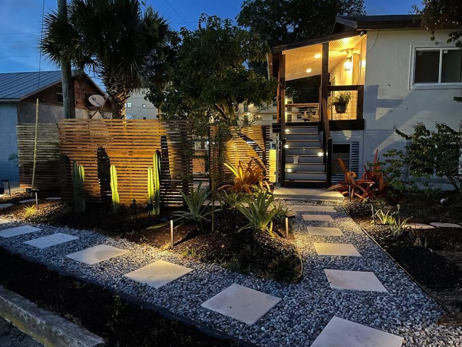 Shares Courtyard Luxury Apt - New! Rockledge Exterior photo