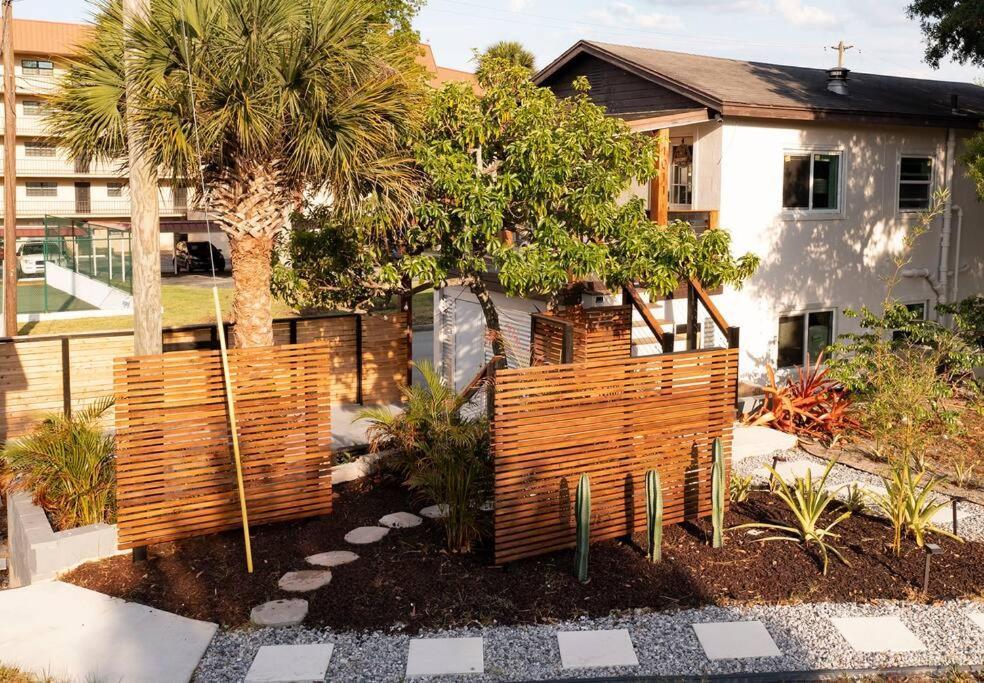 Shares Courtyard Luxury Apt - New! Rockledge Exterior photo
