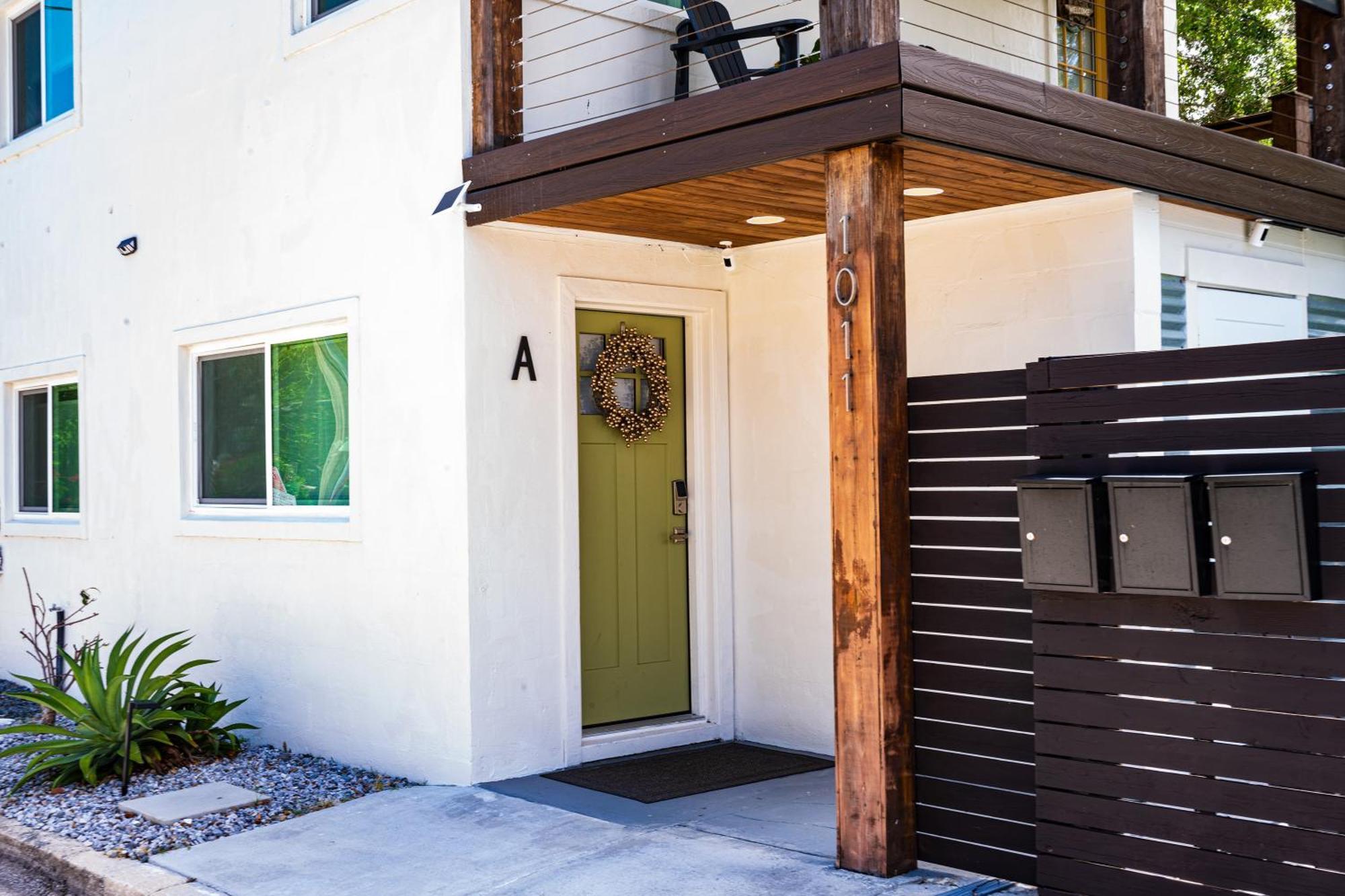 Shares Courtyard Luxury Apt - New! Rockledge Room photo